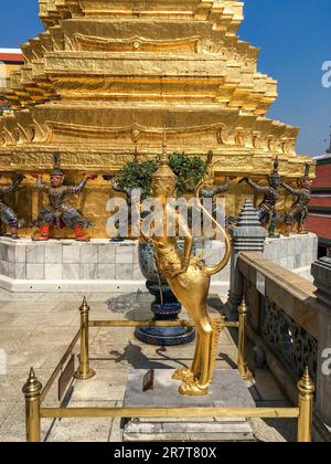 Statue d'un Kinnara à Wat Phra Kaew à Bangkok, Thaïlande. Dans la mythologie de l'Asie du Sud-est, les Kinnaris sont représentés comme des créatures demi-oiseau, demi-femme Banque D'Images