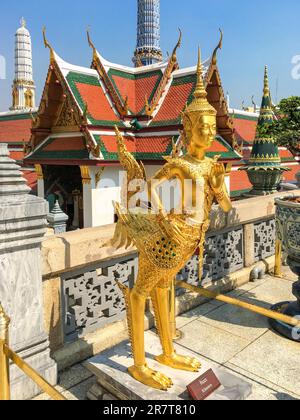 Statue d'un Kinnara à Wat Phra Kaew à Bangkok, Thaïlande. Dans la mythologie de l'Asie du Sud-est, les Kinnaris sont représentés comme des créatures demi-oiseau, demi-femme Banque D'Images