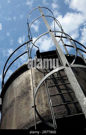 Tour d'eau utilisée pour le réapprovisionnement des locomotives à vapeur, Grosmont, North Yorkshire Moors Railway, Royaume-Uni. Banque D'Images