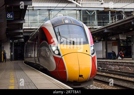 Un LNER Azuma se trouve au quai 8, Leeds, bientôt pour commencer un autre voyage vers Londres King's Cross. Banque D'Images