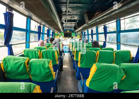 En attendant le départ pour le lac Toba dans un bus à la gare routière d'Amplas dans la ville de Medan sur Sumatra Banque D'Images