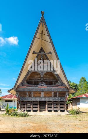 La maison traditionnelle de Batak, en indonésien, appelée Rumah Bolon ou Jabu, sont notées pour leurs toits distinctifs qui courbe vers le haut à chaque extrémité, comme un bateau Banque D'Images