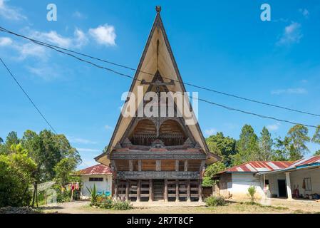 La maison traditionnelle de Batak, en indonésien, appelée Rumah Bolon ou Jabu, sont notées pour leurs toits distinctifs qui courbe vers le haut à chaque extrémité, comme un bateau Banque D'Images