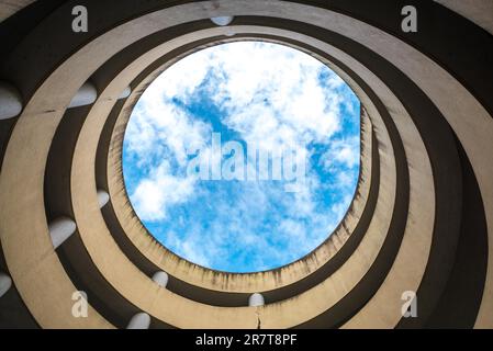 Rampe en spirale à l'intérieur d'un parking à plusieurs étages dans la ville de Kuching, la capitale de Sarawak, dans la partie malaisienne de Bornéo Banque D'Images