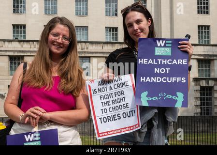 Westminster, Londres, Royaume-Uni. 17th juin 2023. Une manifestation est en cours en faveur d'une femme qui a été condamnée à 28 mois de prison après avoir utilisé des pilules d'avortement pour mettre fin à sa grossesse au-delà de la période de gestation limitée légale de 24 semaines. Les manifestants estiment que la loi qui date de 1861 est dépassée et devrait être modifiée Banque D'Images