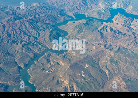 Photo aérienne de l'Euphrate et du barrage de Keban dans l'est de la Turquie en Anatolie. L'Euphrate est le plus long et l'un des plus historiquement Banque D'Images