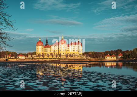 Vue sur le lac jusqu'au château de Moritzburg, Allemagne Banque D'Images