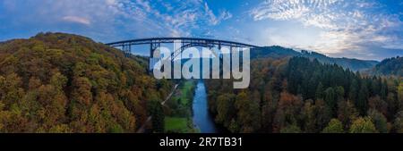 Muengsten Bridge le pont ferroviaire le plus haut en Allemagne photographie de drone Banque D'Images