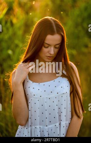 Jeune belle femme en robe blanche dans champ de maïs Banque D'Images