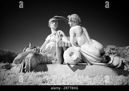 Image infrarouge, statue des charmants nymphes, musée d'histoire naturelle de Stuttgart, château de Rosenstein, parc de Rosenstein, Stuttgart Banque D'Images