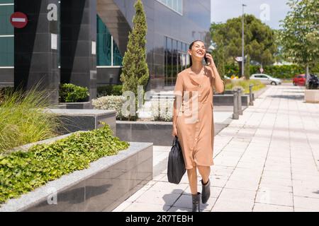 Femme d'affaires ou femme d'affaires latine dans un bureau d'affaires quittant le travail Banque D'Images