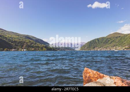 Vue panoramique sur le lac de Lugano depuis Porto Ceresio (Italie). Copier l'espace. Banque D'Images