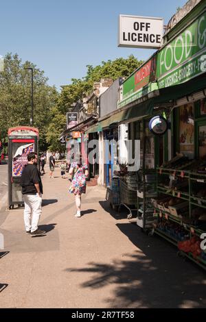 En dehors de License and Food and Wine Shop sur Kennington Road, Kennington, Londres, Angleterre, Royaume-Uni Banque D'Images