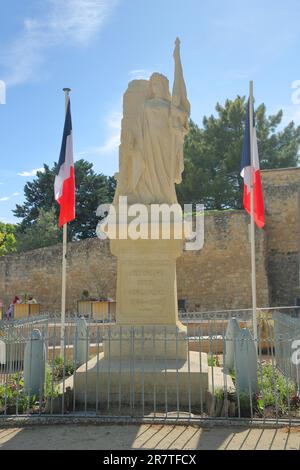 Monument à la statue blanche avec épée et deux drapeaux nationaux français, Saint-Paul-trois-Châteaux, St, Drôme, Tricastin, Provence, France Banque D'Images