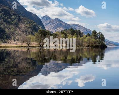 Banc au monument de Glenfinnan, vue sur le lac Loch Shiel, les nuages se reflètent dans le lac calme, Écosse, Royaume-Uni Banque D'Images