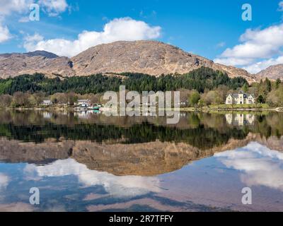 Village Glenfinnan au lac Loch Shiel, les nuages se reflètent dans le lac calme, Écosse, Royaume-Uni Banque D'Images