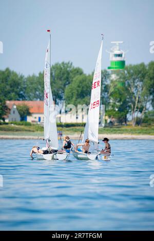 Kiel, Allemagne. 17th juin 2023. Voile: Semaine Kiel - cours Olympiques. Le premier jour de compétition, le fjord de Kiel est calme avec le phare de Bülk - les 420 équipages attendent en vain le vent. Les compétitions de voile de la semaine Kiel 2023 auront lieu devant le Centre olympique de Schilksee. Credit: Sascha Klahn/dpa/Alay Live News Banque D'Images