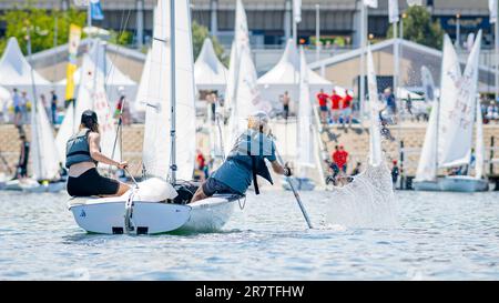 Kiel, Allemagne. 17th juin 2023. Voile: Semaine Kiel - cours Olympiques. Le premier jour de compétition, le fjord de Kiel est calme. Les 420 équipages retournent donc au port et doivent même pagayer pour manque de vent. Les compétitions de voile de la semaine Kiel 2023 auront lieu devant le Centre olympique de Schilksee. Credit: Sascha Klahn/dpa/Alay Live News Banque D'Images