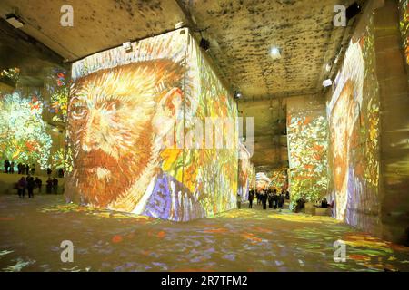 Carrières des Lumières avec spectacle Vermeer a Van Gogh, portrait, peinture, Vincent van Gogh, carrières, cathédrale, rock, gens, spectateurs Banque D'Images