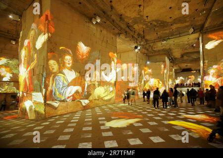 Carrières des Lumières avec spectacle Vermeer a Van Gogh, figures, carrières, cathédrale, face rocheuse, personnes, spectateurs, historique, spectacle sonore, lumière Banque D'Images