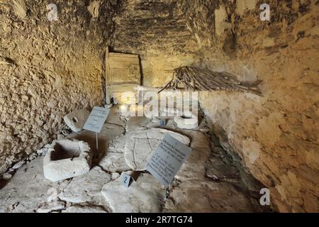 Vue intérieure d'une hutte en pierre historique dans le village des Bories, musée en plein air, Gordes, Luberon, Vaucluse, Provence, France Banque D'Images