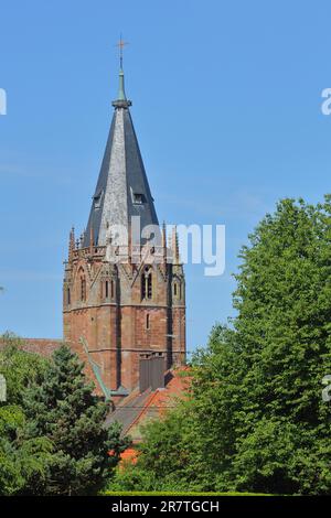 Tour de la rue romane Église Pierre et Paul, Saint, Wissembourg, Weissenburg, Bas-Rhin, Alsace, France Banque D'Images