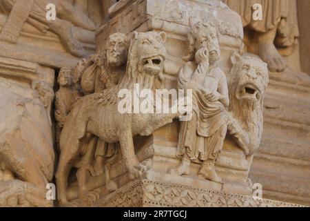 Sculptures Daniel dans le Lion's Den, Cathédrale St-Trophime, place de la République, place impériale, Saint, pierre, artisanat, biblique, scène, figures Banque D'Images