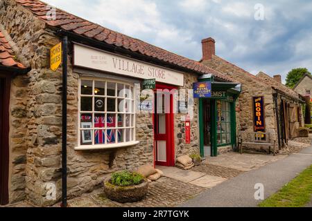 Boutiques historiques dans le Musée Ryedale Folk en plein air, Hutton-le-Hole, North York Moors National Park, Yorkshire, Angleterre, Royaume-Uni Banque D'Images