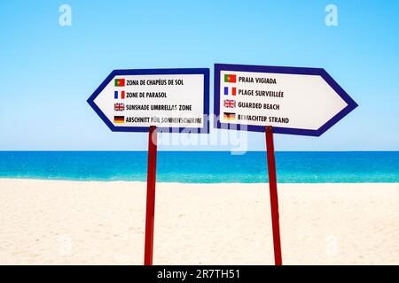 Panneau d'information sur la plage à Quinta do Lago, en portugais, français, anglais et allemand, Algarve, Portugal. Banque D'Images