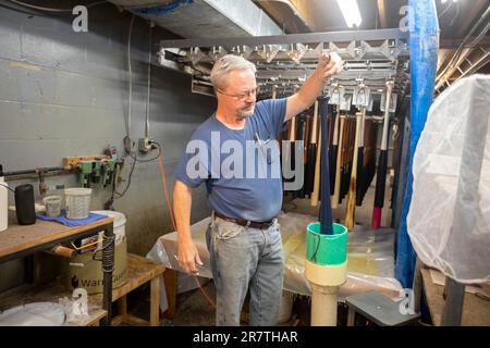 Brookville, Pennsylvanie, les chauves-souris de baseball sont fabriquées à BWP Bats. Après la peinture, chaque batte obtient une finition de couche claire. La société fabrique des chauves-souris Banque D'Images