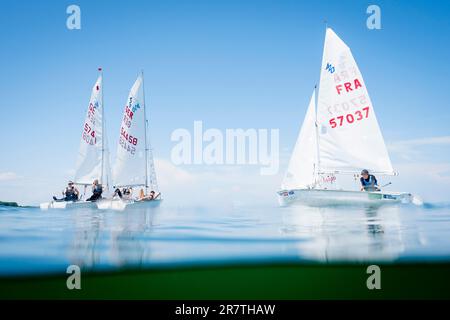 Kiel, Allemagne. 17th juin 2023. Voile: Semaine Kiel - cours Olympiques. Le premier jour de compétition, le fjord de Kiel est calme. Les 420 équipages attendent en vain le vent. Les compétitions de voile de la semaine Kiel 2023 auront lieu devant le Centre olympique de Schilksee. Credit: Sascha Klahn/dpa/Alay Live News Banque D'Images