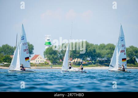 Kiel, Allemagne. 17th juin 2023. Voile: Semaine Kiel - cours Olympiques. Le premier jour de compétition, le fjord de Kiel est calme. L'équipage 470 GER13 (l-r) avec le timonier Malte Winkel et le foreswear Anastasiya Winkel, l'équipage 470 GER10 avec le helmswoman Luise Wanser et le foreswear Philipp Autenrieth ainsi que l'équipage 470 GER11 avec le timonier Simon Diesch et le foresear Anna Markfort sont remorqués sur une ligne. Les compétitions de voile de la semaine Kiel 2023 auront lieu devant le Centre olympique de Schilksee. Credit: Sascha Klahn/dpa/Alay Live News Banque D'Images