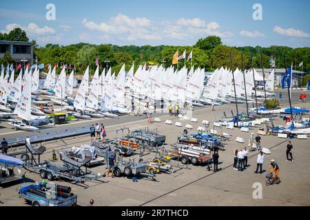 Kiel, Allemagne. 17th juin 2023. Voile: Semaine Kiel - cours Olympiques. Le premier jour de compétition, le port est déjà animé par l'activité. Mais en raison d'un Lull sur l'eau, la plupart des bateaux restent à terre. Les compétitions de voile de la semaine Kiel 2023 auront lieu devant le Centre olympique de Schilksee. Credit: Sascha Klahn/dpa/Alay Live News Banque D'Images