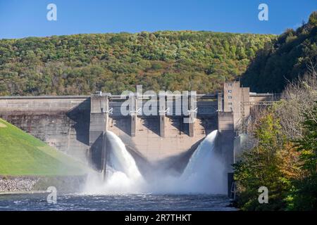Warren, Pennsylvanie, barrage de Kinzua sur la rivière Allegheny, dans le nord-ouest de la Pennsylvanie. Le barrage a été construit en 1960s par le corps des ingénieurs de l'armée Banque D'Images