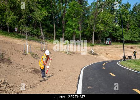 Washington, DC, Un travailleur termine l'aménagement paysager le long d'une nouvelle section du Metropolitan Branch Trail, un sentier de randonnée cycliste qui part de Union Banque D'Images