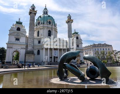 Fontaine avec la sculpture Hill Arches, Karlskirche, Karlsplatz, Vienne, Autriche Banque D'Images