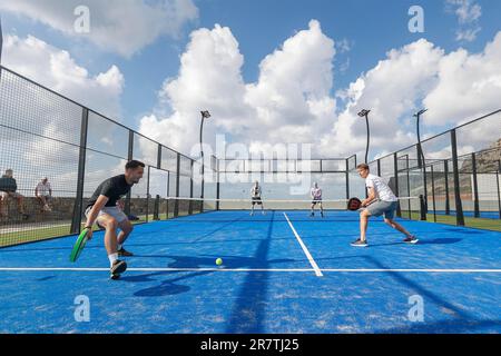 Joueurs en action sur un terrain de padel à Kalimera Kriti Resort, Sisi, Crete, GRE Banque D'Images