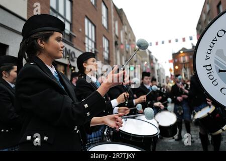 Les membres de la Cléw Bay Pipe Band interprétant des airs traditionnels pendant la semaine du Tradfest 2023. Temple Bar, Dublin, Irlande Banque D'Images