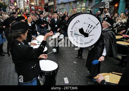 Les membres de la Cléw Bay Pipe Band interprétant des airs traditionnels pendant la semaine du Tradfest 2023. Temple Bar, Dublin, Irlande Banque D'Images