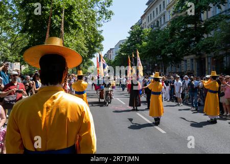 Les participants coréens en costume traditionnel coloré divertissent la foule avant le début du Carnaval des cultures cette année. Berlin, Allemagne Banque D'Images