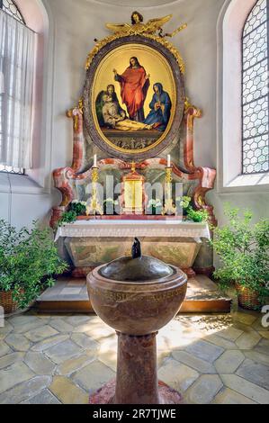 Côté autel et police baptismale, St. Eglise paroissiale de Martin à Oberguenzburg, Allgaeu, Bavière, Allemagne Banque D'Images