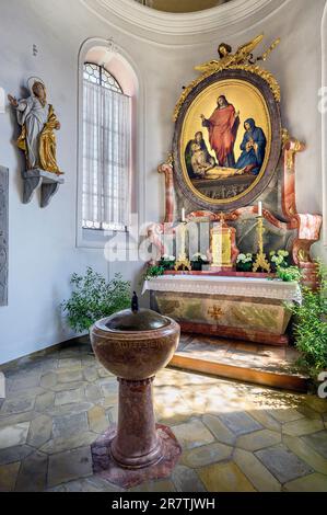 Côté autel et police baptismale, St. Eglise paroissiale de Martin à Oberguenzburg, Allgaeu, Bavière, Allemagne Banque D'Images