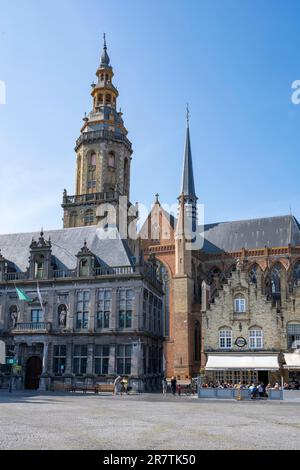 Place du marché, Grote Markt, Palais de Justice, Beffroi et Sint-Walburgakerk, Veurne Flandre, Belgique Banque D'Images