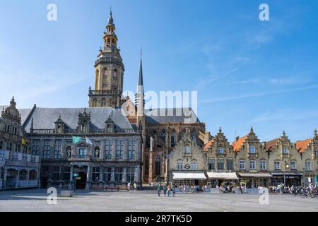 Place du marché, Grote Markt, Palais de Justice, Beffroi et Sint-Walburgakerk, Veurne Flandre, Belgique Banque D'Images