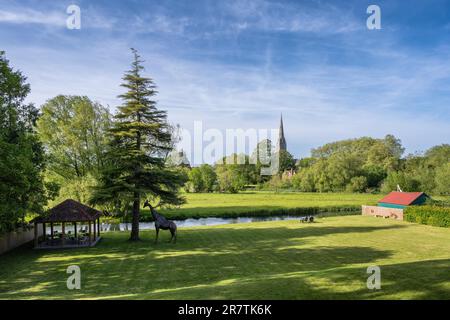 Vue sur le parc Queen Elizabeth Gardens jusqu'à la cathédrale de Salisbury avec la hauteur de 123 m et la plus haute tour d'église de Grande-Bretagne, Salisbury, Wiltshire Banque D'Images