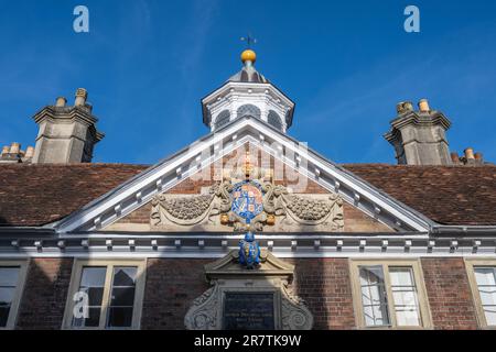 Détail du Collège des macrons construit en 1682 avec les armoiries royales Stuart, ancien château pour veuves, Salisbury, Wiltshire, Angleterre, Uni Banque D'Images