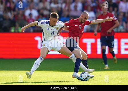 Scott McTominay (à gauche), en Écosse, et Fredrik Aursnes, en Norvège, se battent pour le ballon lors du match du groupe de qualification de l'UEFA Euro 2024 A à Ullevaal Stadion, à Oslo. Date de la photo: Samedi 17 juin 2023. Banque D'Images