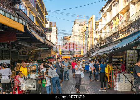 Le quartier de Samphanthawong est le célèbre quartier populaire et animé de Chinatown à Bangkok. De nombreuses boutiques vendant des produits traditionnels Banque D'Images