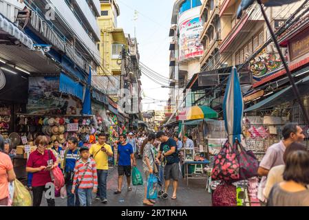 Le quartier de Samphanthawong est le célèbre quartier populaire et animé de Chinatown à Bangkok. De nombreuses boutiques vendant des produits traditionnels Banque D'Images