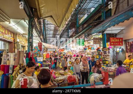 Le quartier de Samphanthawong est le célèbre quartier populaire et animé de Chinatown à Bangkok. De nombreuses boutiques vendant des produits traditionnels Banque D'Images